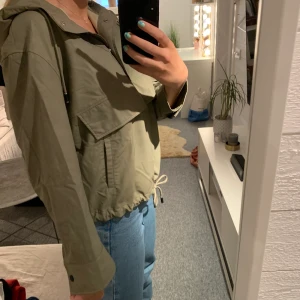 Anorak  - Grönfärgad anorak från zara. Storlek XS. +frakt