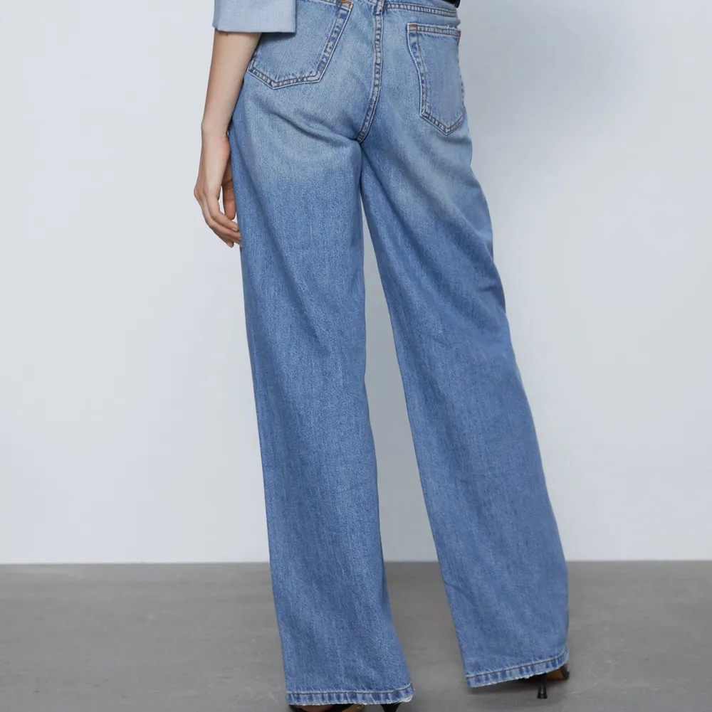 Wide leg jeans från Zara i storlek 36! Helt oanvända med prislappen kvar, slutsålda på hemsidan. . Jeans & Byxor.