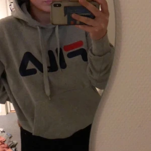 Fila hoodie - Säljer nu min såå mysiga grå fila hoodie, använt skick skulle jag säga. Sitter lite oversized på mig som för det mesta har S. Köparen står för frakten.