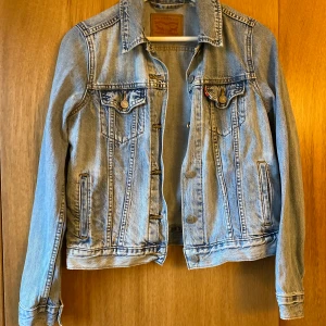 levis jeansjacka  - levis jeansjacka i ljus färg. stl S och är oanvänd! 