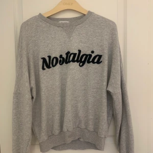 Grå sweatshirt - Säljer denna gråa tjocktröja med tryck, köpt på bikbok. Supermysig men kommer tyvärr inte till användning. 20kr+ frakt💕