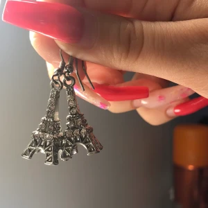 Eiffeltorn-örhängen  - Hur söta små örhängen?? Får dock tyvärr aldrig användning av dem, därför säljer jag :(((💕💕💕