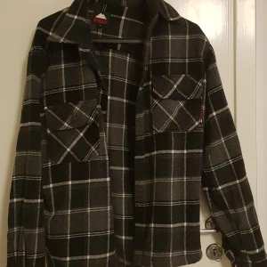 Randig jacka i storlek L - En jacka som jag köpte från loppis, är i bra skick. Den är mycket fin på polotröja :) Jackan köptes för 200kr och sälj nu för 75kr, priset går att diskuteras. Frakten får köparen stå för.