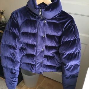 Kort puffer jacket NAKD - Säljer denna fina helt slutsålda puffjacka i lila velvet från NAKD då jag har alldeles för många jackor😅 Denna är i storlek 32 och sitter perfekt på mig som normalt har storlek 36. Endast använd 2 ggr så är i nyskick! Köpt för 899kr