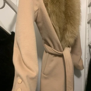 Kappa med päls - Biege Pälskappa med fake päls, från Chiara Forthi Milano, använd 2 gånger. Avtagbar päls. Nypris 1499kr 