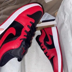 Jordan air 1  - Jordan air 1 low i färgen gym red, helt nya använda en gång i storlek 38,5 säljer pga att de är pytte lite stora. Startar på 1000 sen får man väll buda