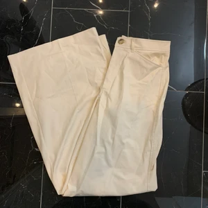 Zara byxor - Aldrig använda vida kostymbyxor från zara. Gillar inte passformen på mig därav säljer jag dem❣️ (priset är exklusive frakt)