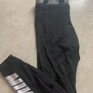 Nike träningstights - Endast använda två gånger och tvättade!  Storlek M Kan fraktas eller mötas 🌸