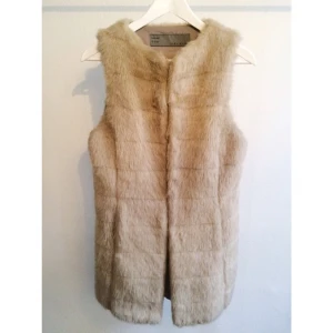  - Väst i fuskpäls från Zara. Saknar ett par spännen/hylsor men lätt att sätta dit nya. Annars i mycket fint skick. 