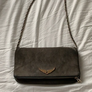 Zadig Voltaire väska - Intresse koll på min fina Zadig väska, använd men fortfarande i mycket fint skick. Kommer endast sälja den vid ett bra rimligt bud! Köparen står för frakten❤️Högsta budet är 600kr! Eller köp direkt för 900kr (kan diskuteras)
