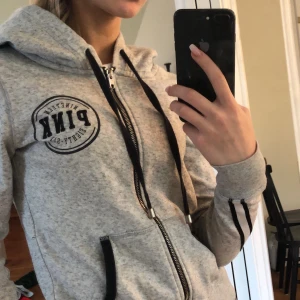 Pink Hoodie  - Köpt i London, en av deras limiter edition varor i storlek XS