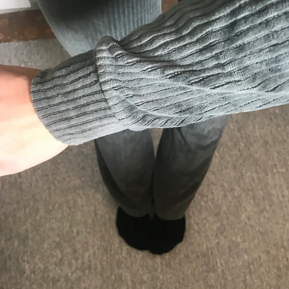 Grönt mjukisset från bikbok i strl M i byxorna & XS i tröjan. Bägge passar mig som brukar ha S, byxorna är dock lite stora. Tröjan har en polokrage. 90kr + frakt ✨. Övrigt.