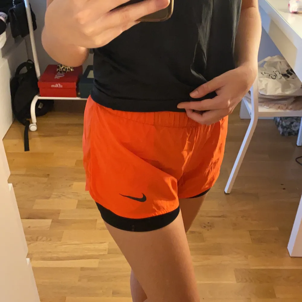 Säljer tröjan för 15 kr och Nike shortsen för 80 kr:) båda plaggen är i storlek XS:) . Shorts.