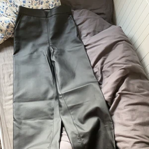 Raka skinnbyxor från NAKD - Raka skinnbyxor från NAKD, så snygga och finns inte kvar att köpa längre storlek 34 men passar nog 36 också