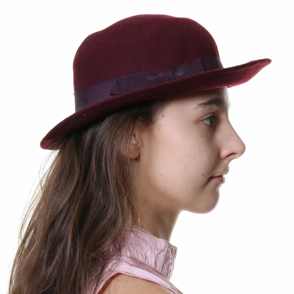 Vinröd hatt - Övrigt | Plick Second Hand