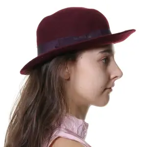 Vinröd hatt i fint skick, har ett lila band och sitter perfekt på. Säljer p.g.a. aldrig används och är ifrån Marida. Det är bara att fråga om du undrar nåt❣