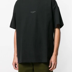 Acne studios T-shirt  - Intressekoll på min acne T-shirt (lånad bild) skicka meddelande för bättre bilder :) sparsamt använd och i superskick! Oversize. Passar XS-L beroende på hur man vill att den ska sitta. Jag har M och det är oversize på mig 