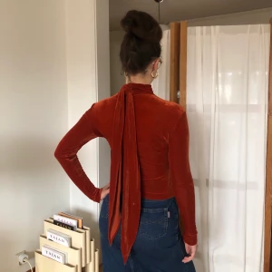  Elegant och unik sammetspolo - Så fin sammetströja i varm orange färg, passar perfekt till hösten🔥❤️ Kragen knyts med band i ryggen, se andra bilden😍 kan mötas upp på söder eller annars står köparen för frakten🌟