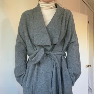Grå Kappa, strl S - Kappa från Zara, nästan aldrig använd! Väldigt mysig och mjuk✨ 299kr (+frakt)