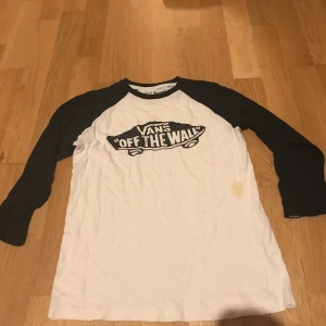 Vans tröja  - Vans tröja med en fläck - vet inte om den går bort. Passar S/m - katt finns i hemmet o frakt tillkommer 