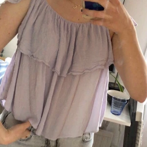 Lila topp💓 - En lila topp från Bikbok i str.S! Säljer pga liten andväning! Priset kan diskuteras! Frakt tillkommer men kan möttas up i Nyköping!!💓