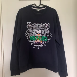 Kenzo tröja, herr M - Hejsan, säljer min kenzo tröja i stl (M). Köpte den för 2000kr i Johnells. Väldigt bra skick. Tvättat ett få tal gånger. Säljer den för 788kr