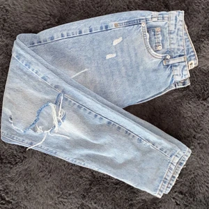 Håliga jeans - Skit snygga håliga jeans som är slutsålda från GINA, sitter skit snyggt! (Kund står för frakt)