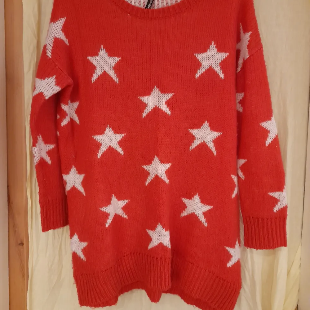 Oversized stickad tröja i storlek M. Röd med vita stjärnor. Kan passa bra till jul.. Stickat.