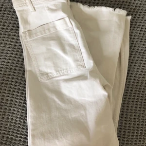 Vita byxor från zara - Vita vida byxor från Zara, knappt använda. Superfina!