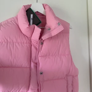 Rosa väst - Rosa väst som är köpt på Carlings, köptes i vintras men kom tyvärr aldrig till användning. Prislappen är kvar. Buda i kommentarsfältet💜💜 start på 200💕  budgivningen slutar ikväll klockan 21. (20/10-2020) fraktar och möts upp i Täby/Danderyd💕