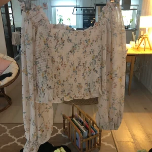 Kofta  - Blommig kofta med vida ärmar 😊