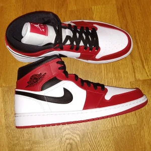 Jordan 1 Mid Chicago - Oanvända, äkta Jordans! Skickas snabbt och spårbart med PostNord. 