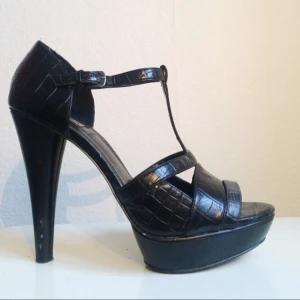  - High heels i svart ormskinn-imitation från Zara.
Lite nötta på klacken, annars i bra skick!