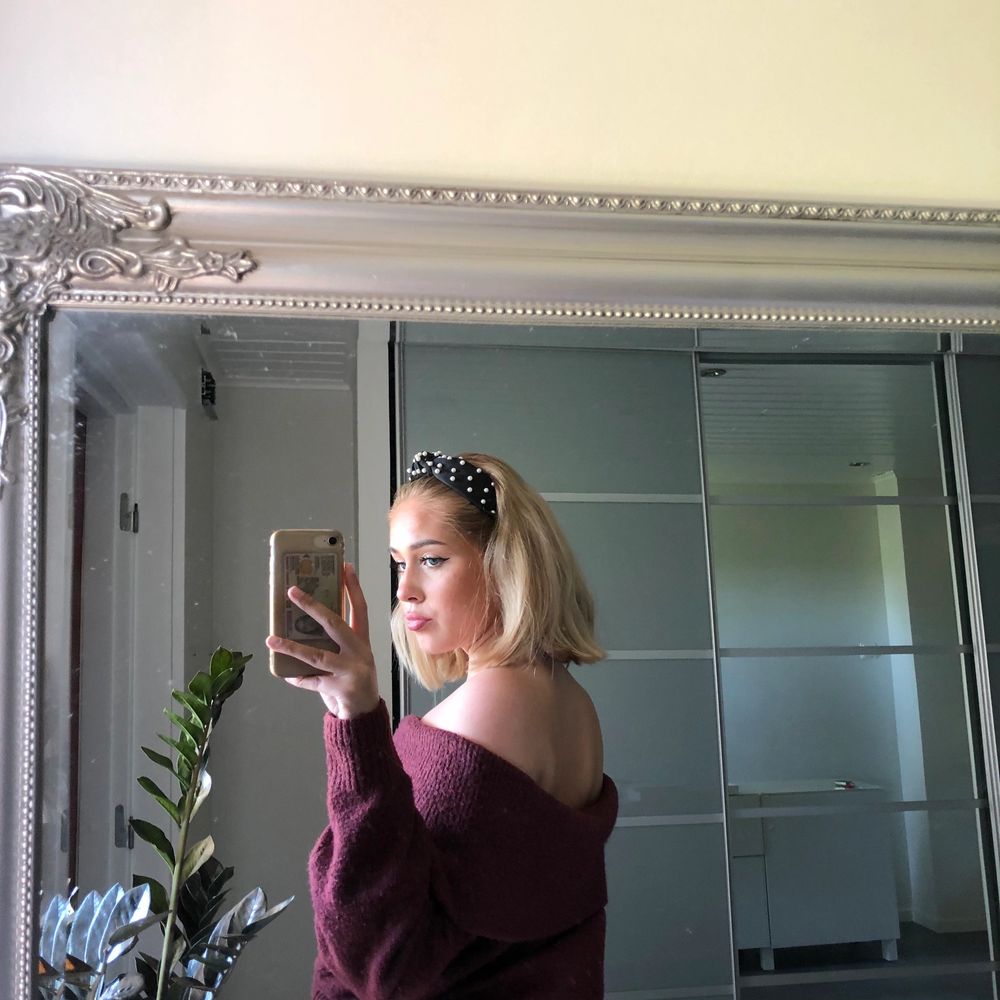 Säljer en stickad off-shoulder tröja ifrån H&M. Använd ett antal gånger men fortfarande i väldigt bra skick. Köpt för 250 kr och säljer nu för 100. Väldigt mysig och perfekt till hösten! Kan mötas upp i Stockholm, annars står köparen för frakt.. Stickat.