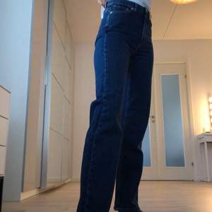 Mörka raka jeans från Carin Wester. Storlek 36. Mjukt material. Nyskick. Är 173 cm lång. 