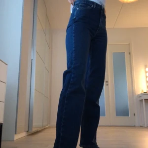 Mörka jeans  - Mörka raka jeans från Carin Wester. Storlek 36. Mjukt material. Nyskick. Är 173 cm lång. 