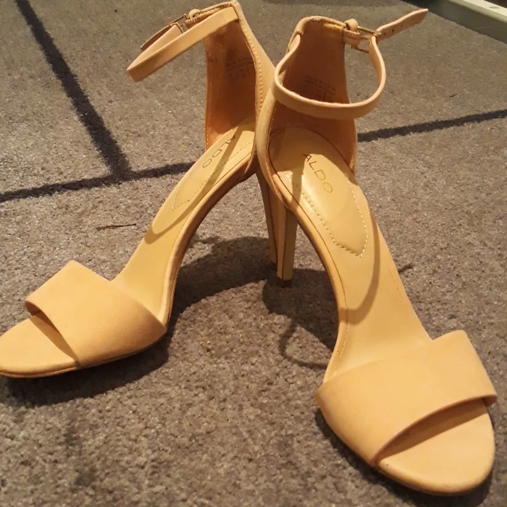 Second hand's shoes, suitable for a dates, office catwalk and dancing in the club, peach color. Original price 50€. Skor.