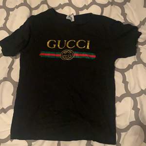 Fake Gucci t-shirt, den enda skillnaden är lappen för bak. Svart