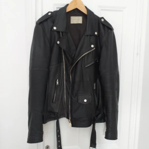 DEADWOOD vintage läderjacka - En skitsnygg DEADWOOD läderjacka gjord på återvunnet läder. Är i storlek 44 men har själv M/L och använder den som oversize. Den här några hål, inget som syns när man har på sig. Är även lagad på två ställen av mig, kan skicka bilder på detta.