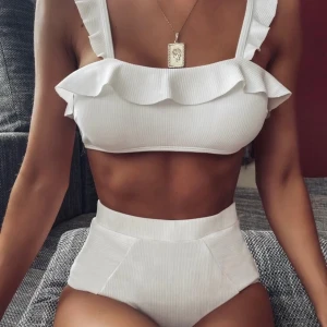 Otroligt vacker bikini - Väldigt fin och somrig bikini som passar många. Bikinin ser väldigt lyxig ut och materialet är den samma. Passformen följer kroppen helt perfekt och framhäver kroppens kurvor helt perfekt. Helt perfekt för en båttur, poolparty eller bara ett dopp i havet💕