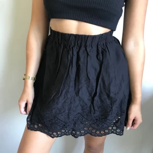 Svart kjol - Supersöt svart kjol!! Passar till mycket🤍