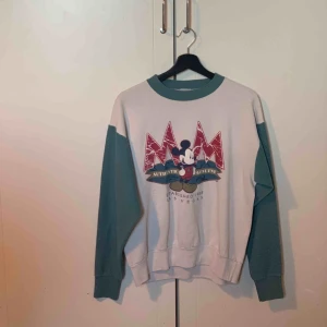  - Supergullig sweatshirt! Köpte den på beyond retro:) Frakt exkluderad men köpare betalar för den👄