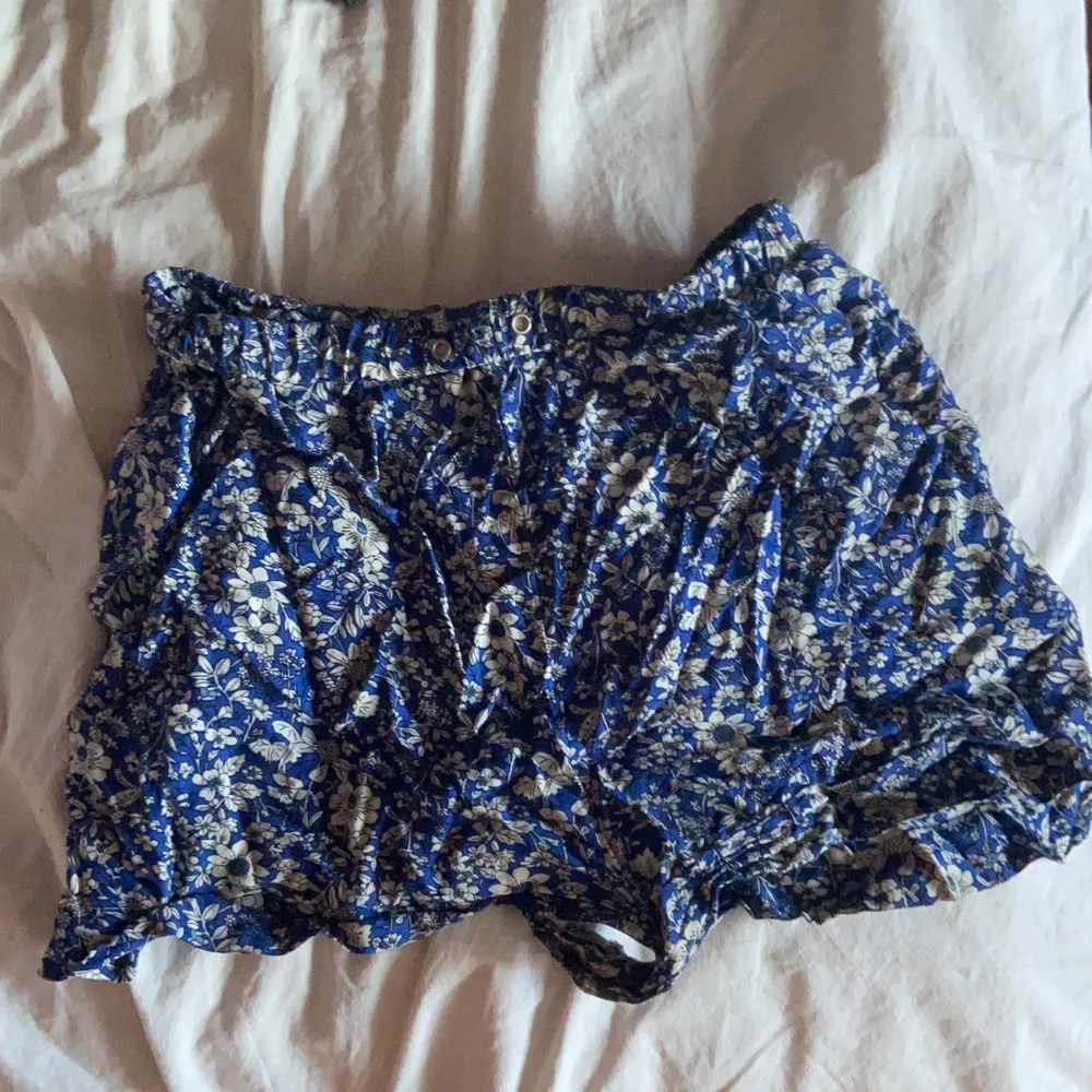 Lite pösiga shorts jag köpte på Ullared, ifrån Brave soul!❤️ De är superfina och sköna. Blåa med vita blommor☺️  köparen betalar för frakt!. Shorts.