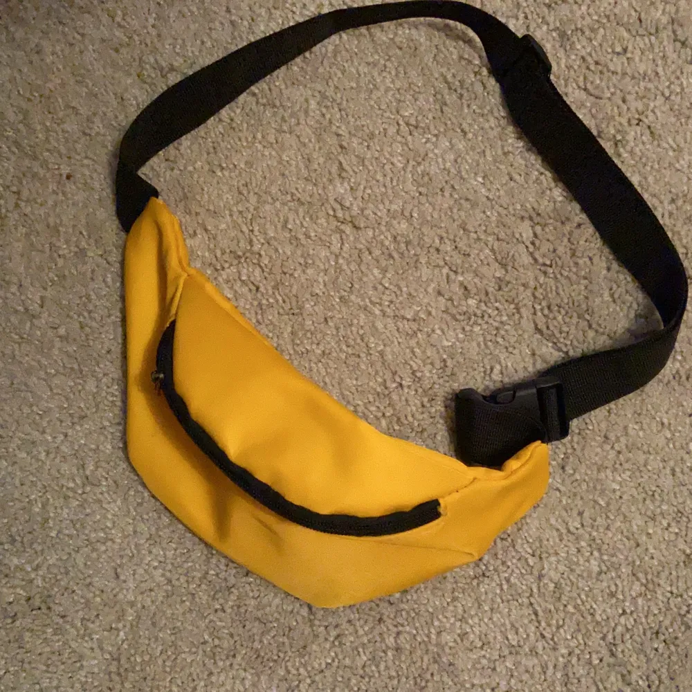En gul midjeväska jag köpt på beyond retro, nästan aldrig använd!💕 . Väskor.