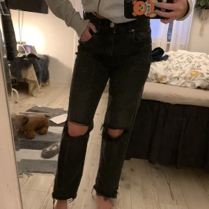 Straight jeans HM - Säljer mina skitsnygga och populära jeans från hm, dock egengjorda hål! I storlek 38 (m) men bilden visar hur de sitter på mig som vanligtvis bär s🙌🏻 mycket sparsamt använda💕