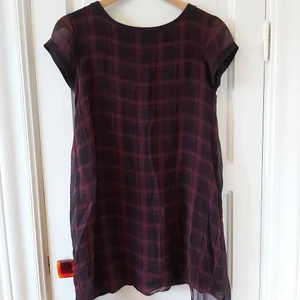 Meshklänning - Tunn meshklänning med svart foder/underklänning. Superskönt tunnt material så går att ha på sommaren. Är i barnstorlek 160 men passar mig som är en S men passar nog bäst på en XS. Slutar ca 10 cm över knäna. Försiktigt använd så är i superfint skick.