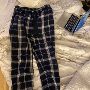 Pyjamas byxor - Från man avdelning funkar även xs. Storlek s står d budgivning sker, atm 220kr + frakt (55kr)