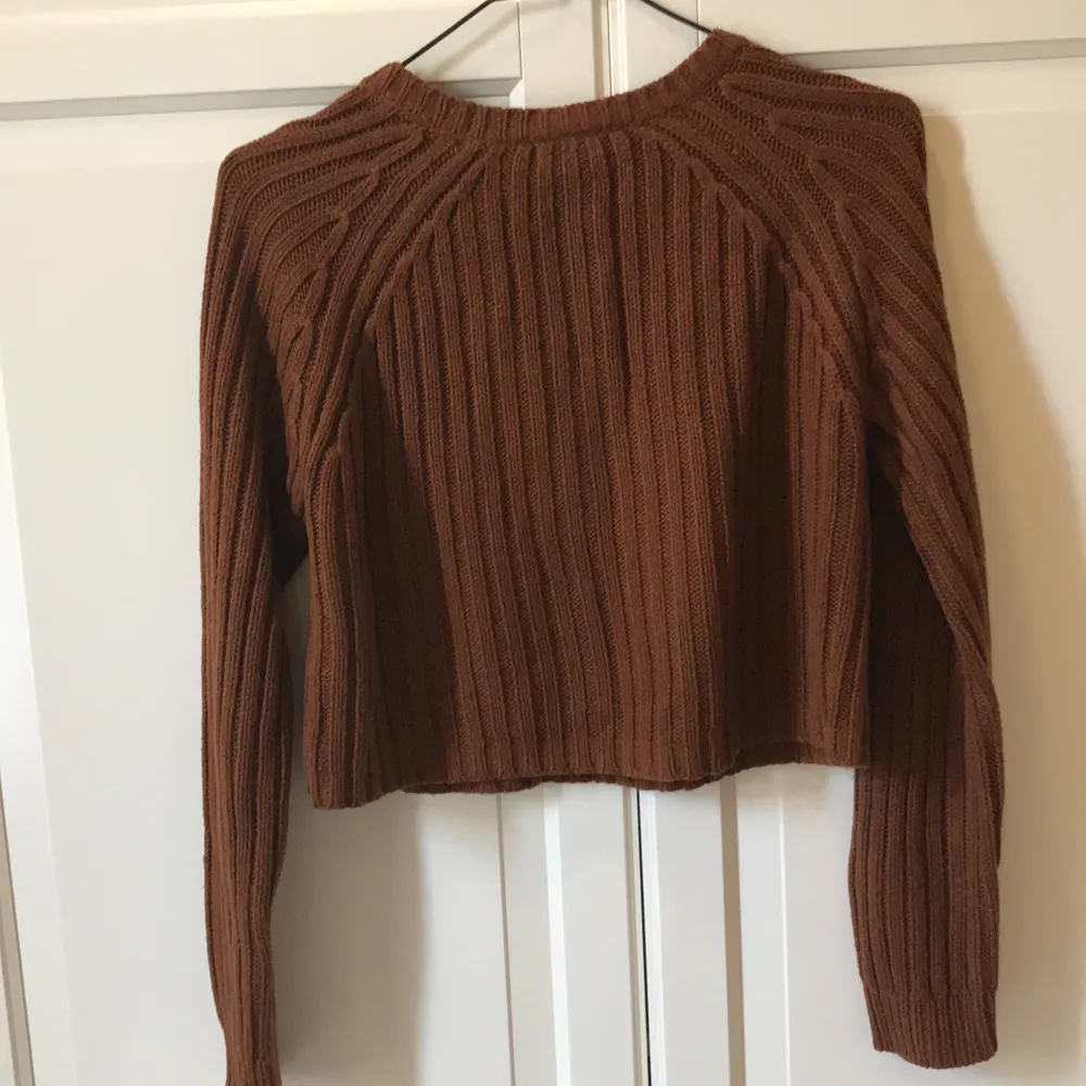 Fin brun stickad tröja från Monki! Storlek S 💗 I gott skick! Säljer eftersom jag inte använder den längre. 65kr + frakt . Tröjor & Koftor.