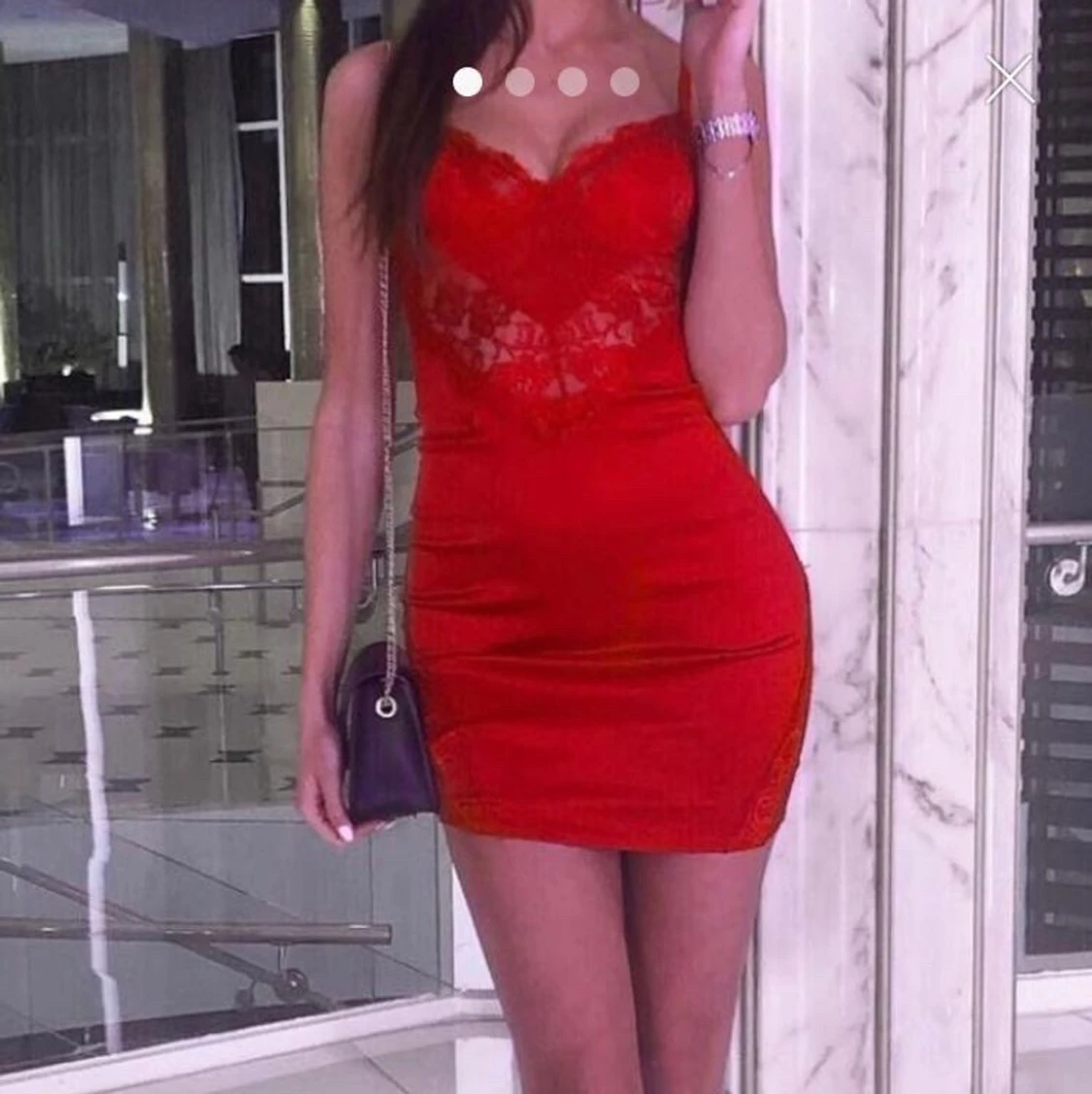 Röd klänning i silke med spets och kupor