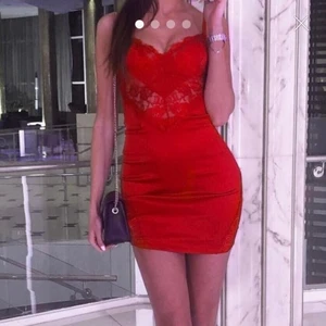 Röd klänning i silke med spets och kupor - Reglerbara band och vadderade kupor